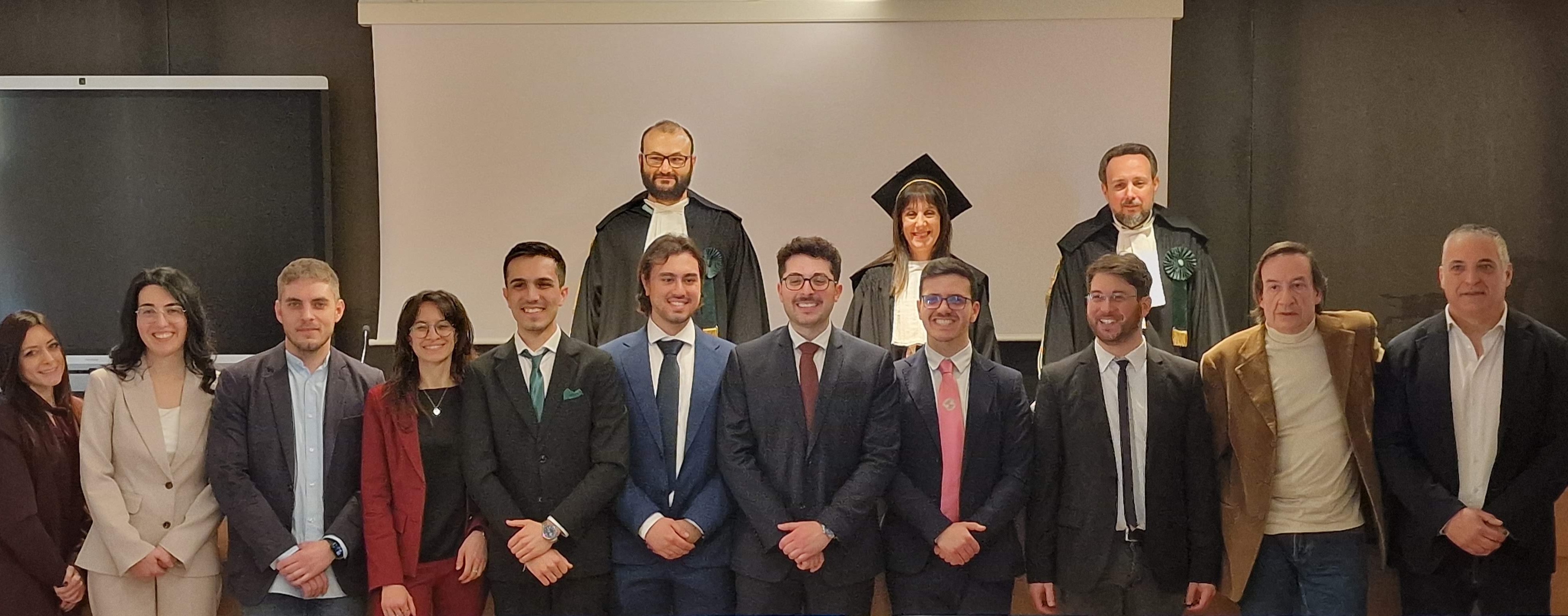 Le candidate e i candidati insieme alla commissione esaminatrice