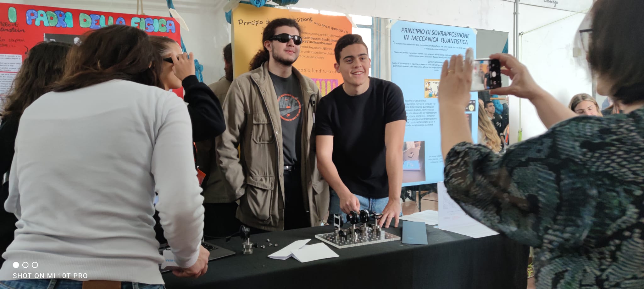 Partecipanti intorno a uno stand